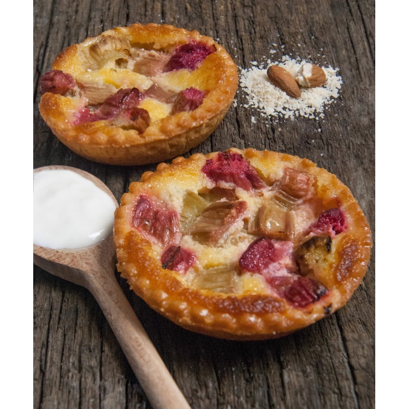 Rhubarb and almond cream tartlet